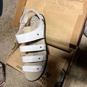 Propet women wide aurora samdals. 11 (4e) new